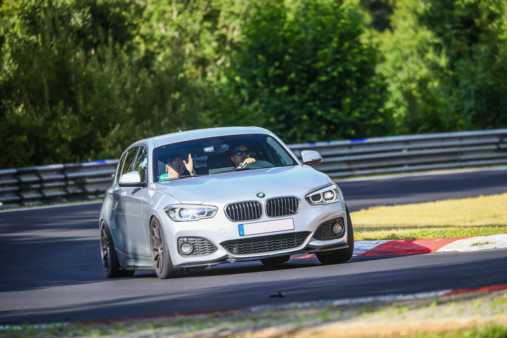 Instruktionsrunde i BMW 120i udlejningsbil på Nürburgring