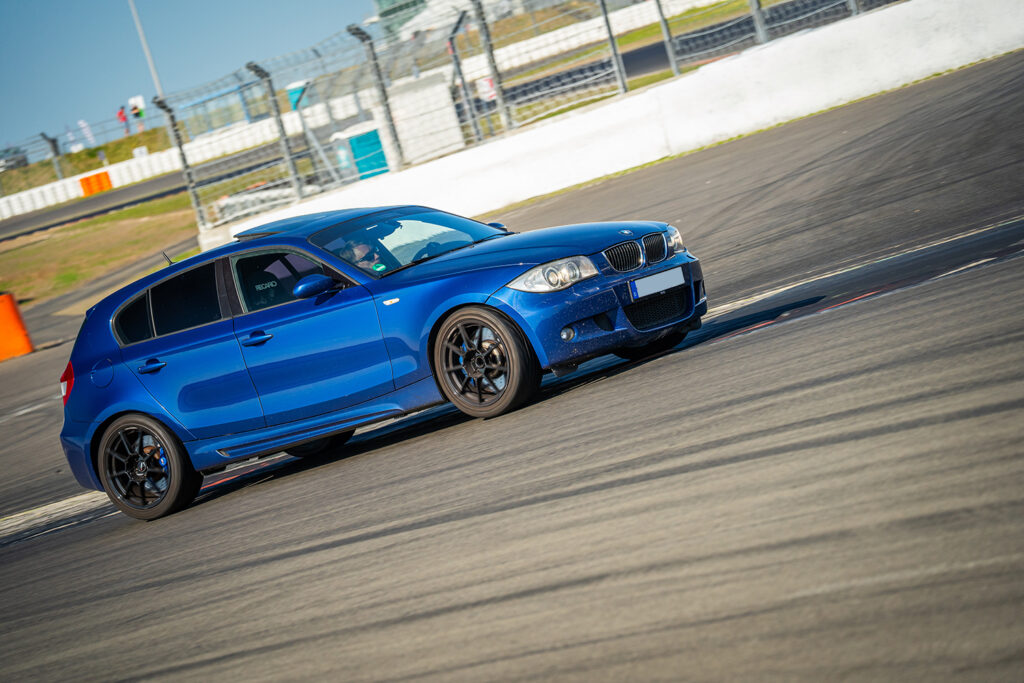 Lej en baneklar BMW 130i på Nüburgring