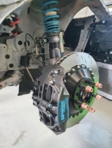 BMW M2 CS Racing med AP Racing Pro 5000R